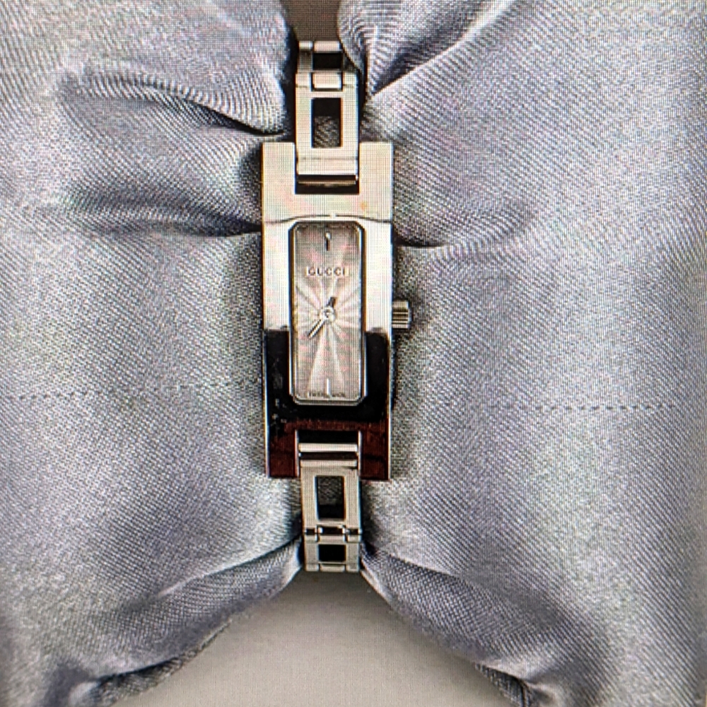 AUTHENTIC GUCCI SWISS MADE LADIES QUARTZ TIMEPIECE MODEL 3900L - Picture 2 of 7